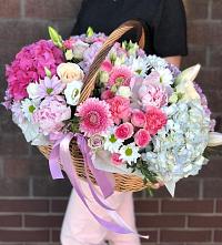 Композиция солнечный день в Копанище Цветочная композиция из Розы, Хризантемы, Пионы и Лизиантусы в корзине в Копанище