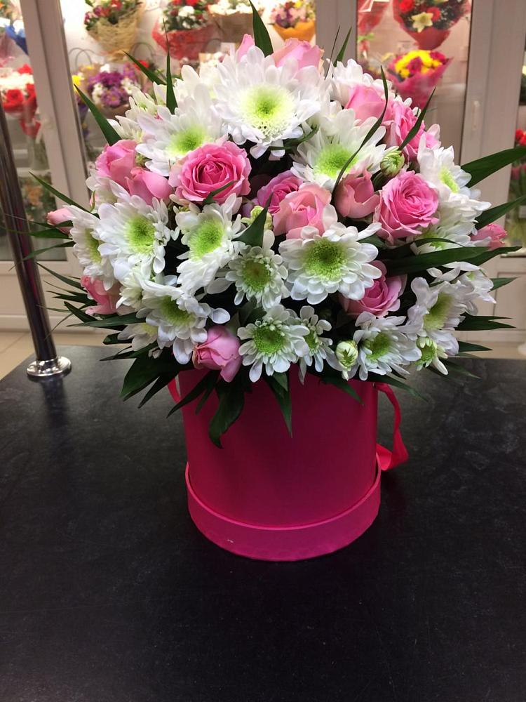 Цветочная композиция из Розы и Хризантемы в шляпной коробке в Копанище