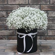 Цветочная композиция из Гипсофила в шляпной коробке в Копанище