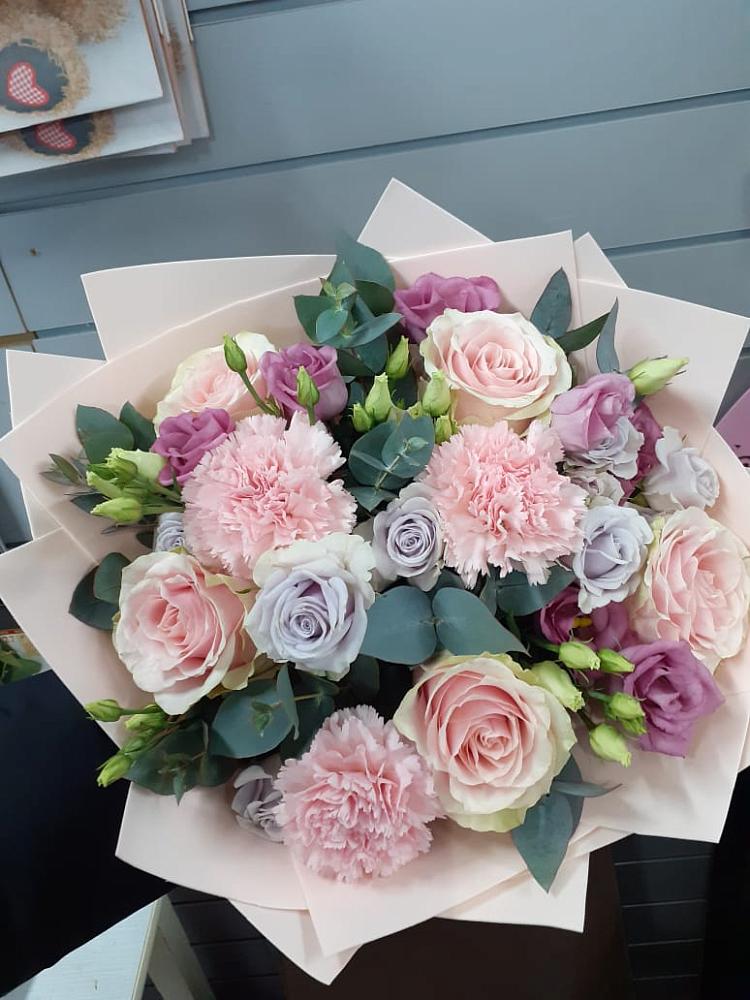 Букет цветов из: Розы, Гвоздики и Лизиантусы в Копанище